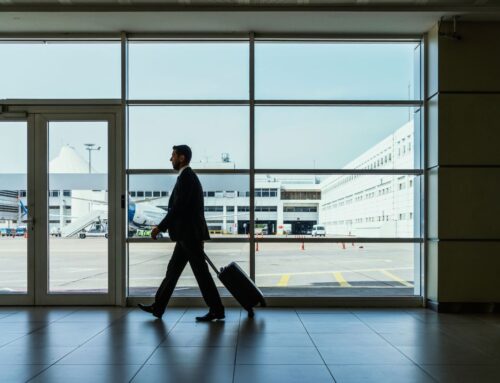 Limpieza de aeropuertos y terminales de transporte: higiene 24/7 y rotaciones de equipo
